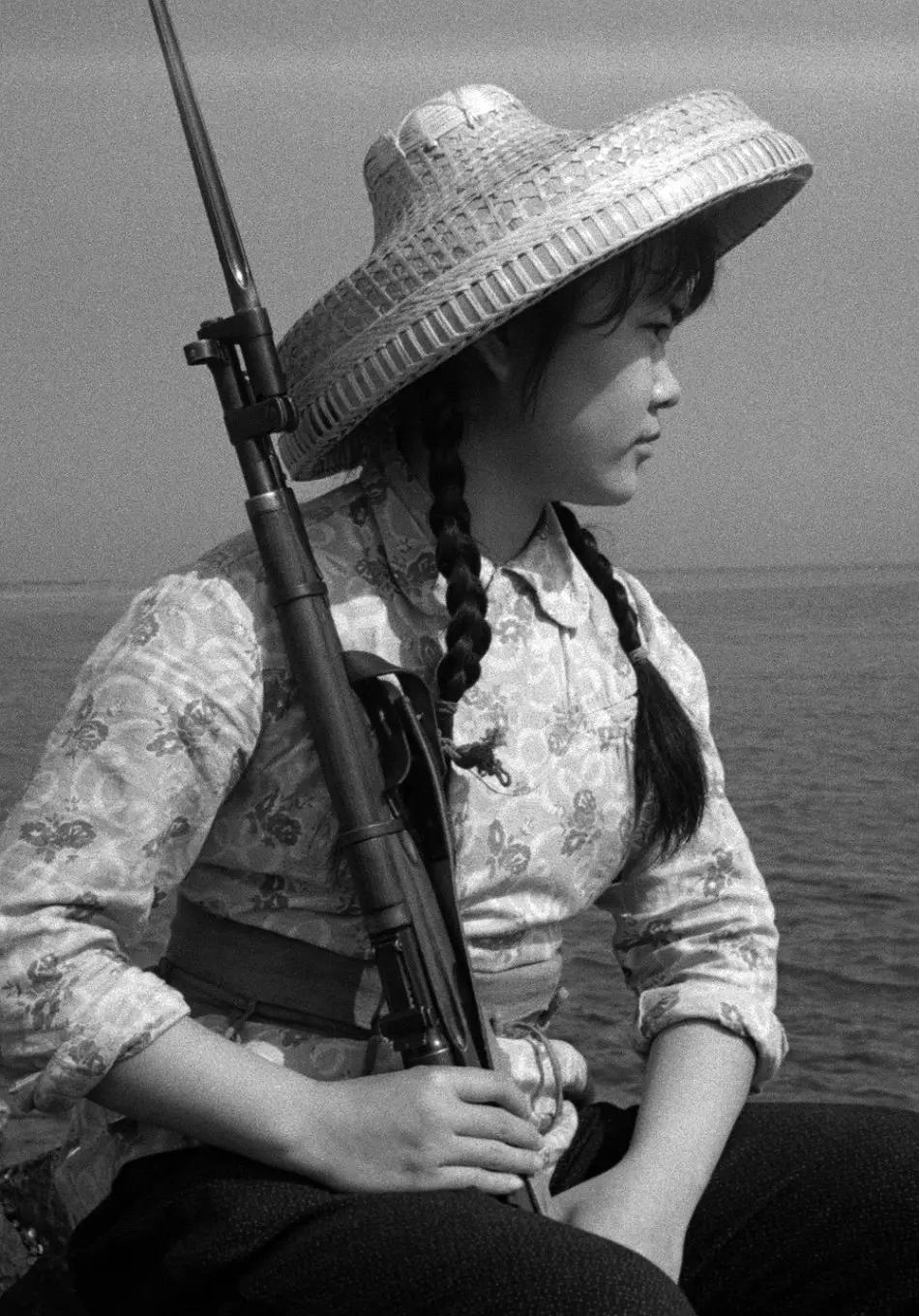 1965年，广西壮族的一名女民兵。