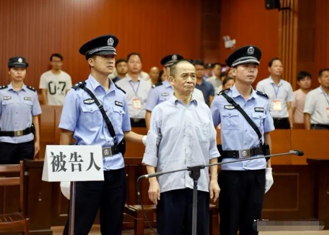 2017年，一退休法官在家休息时，一个老头突然冲进来对其狂砍13刀，退休法官毫无