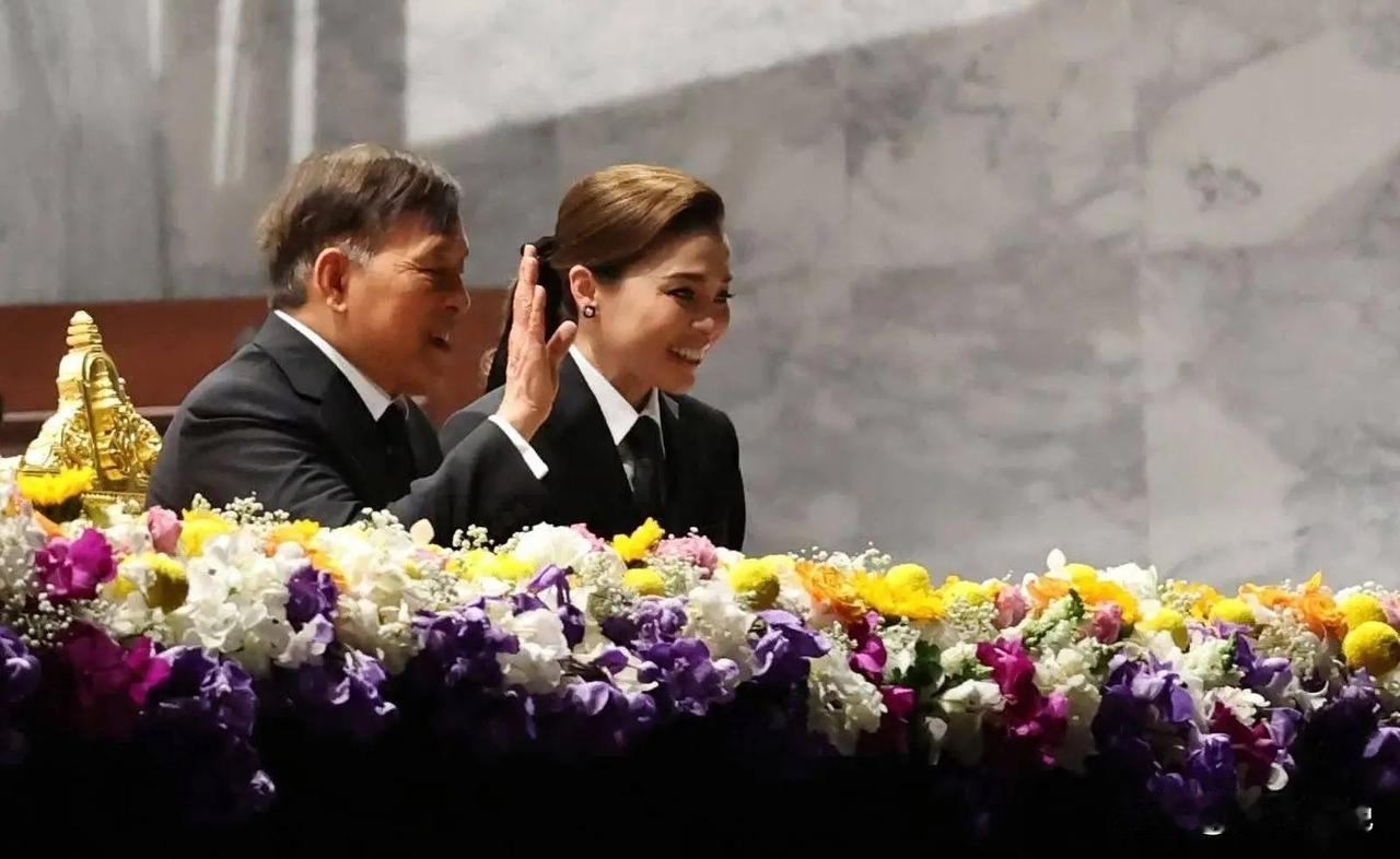 素提达王后以领队身份率团入场，泰王宣布“东南亚运动会“开幕！第33届东南亚运