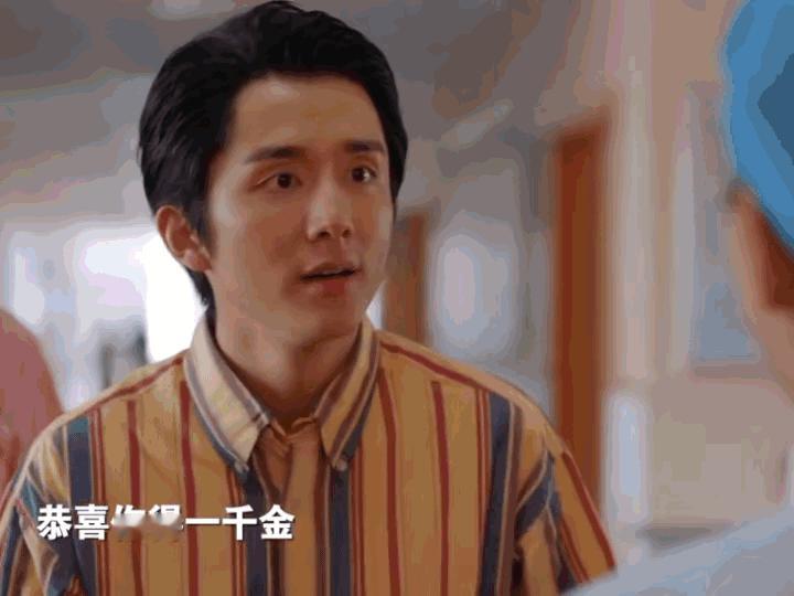 《淬火年代》最新预告，崔冰冰生孩子了，是个女孩产房门口得知消息的柳钧，一把抱住父
