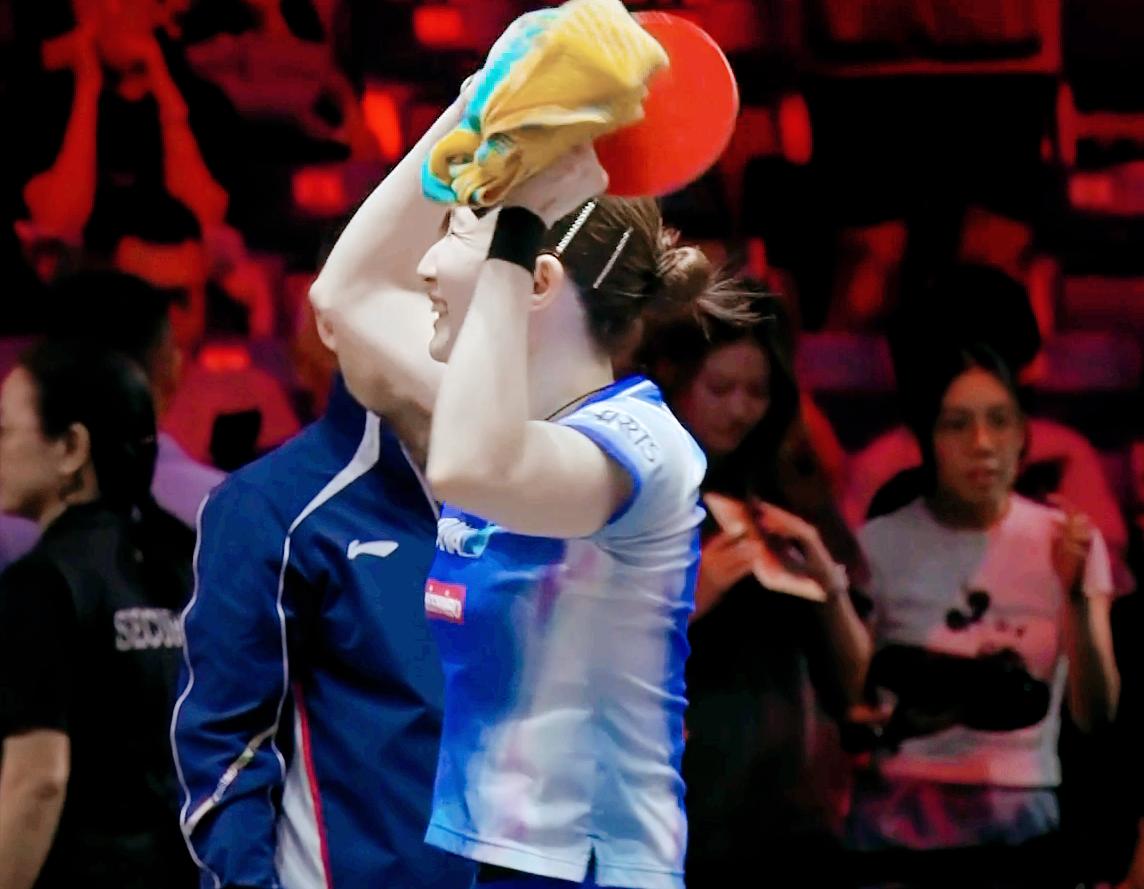 哎！早田希娜3:2战胜蒯曼后，跑到马琳眼前庆祝，把马琳气坏了。今天怎么是马琳