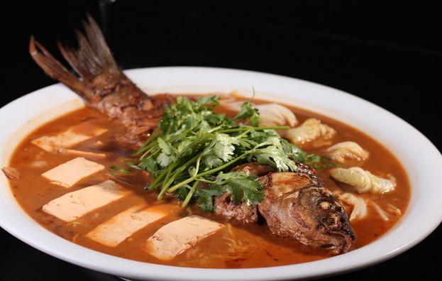 得莫利炖鱼：得莫利满语意为“渡口”，这道菜选用新鲜活鱼，搭配豆腐、宽粉条、五花肉