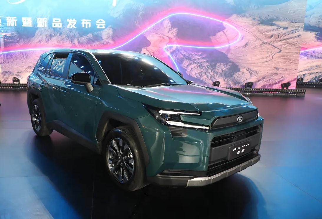 目前丰田在国内卖得最好的一款车是什么？是RAV4荣放，比凯美瑞、卡罗拉这些车型卖