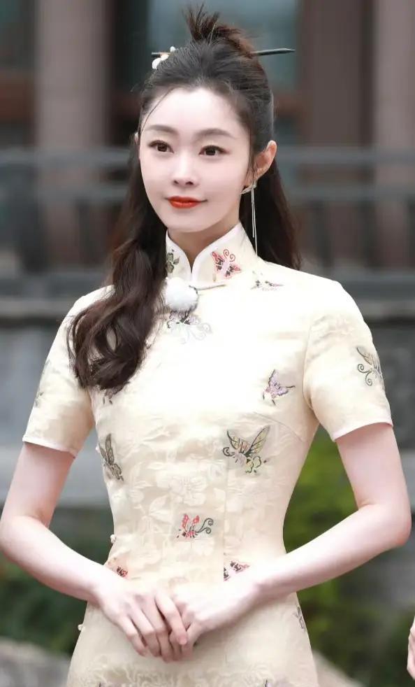 NG了十五次。沙土灌进眼睛，宋轶的睫毛都在抖。李雪导演把对讲机摔了。胡歌蹲