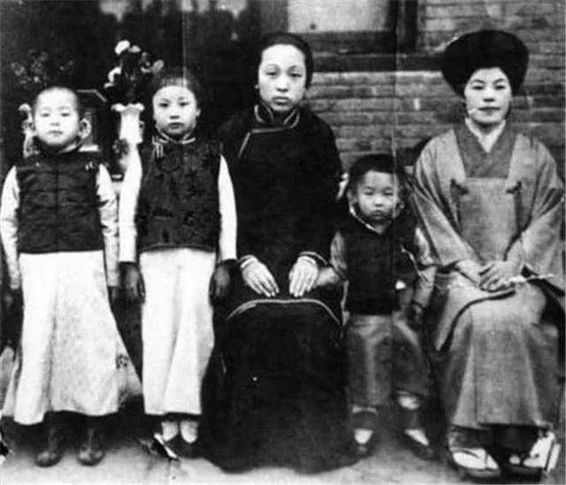 1924年，张宗昌请张作霖吃饭，张作霖却没有心思吃饭，不停地打量着张宗昌的几个姨
