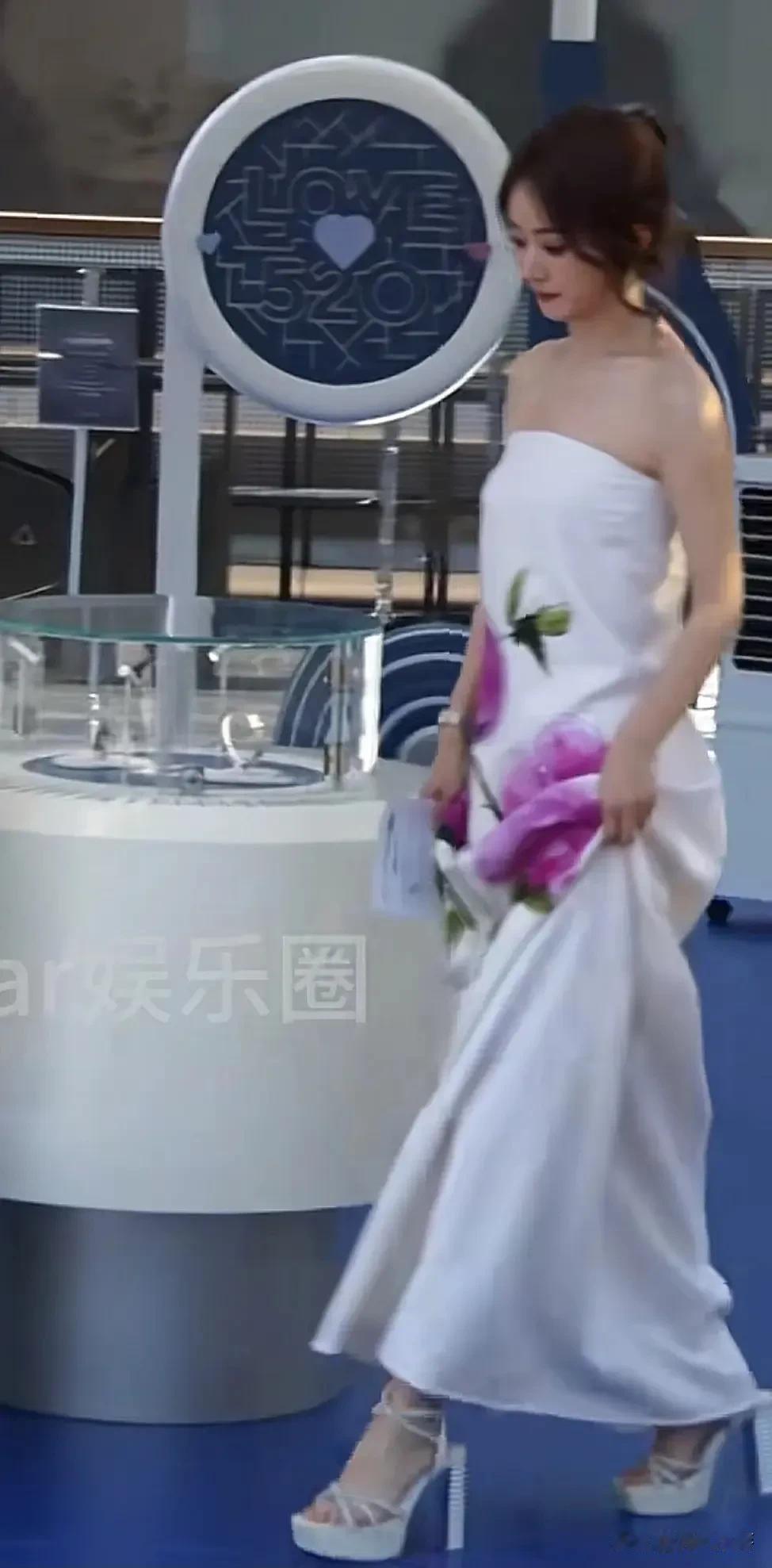 赵丽颖今天的活动，又穿丑裙子了，这一身真的很难评啊，太丑了，像披了个床单就出来营