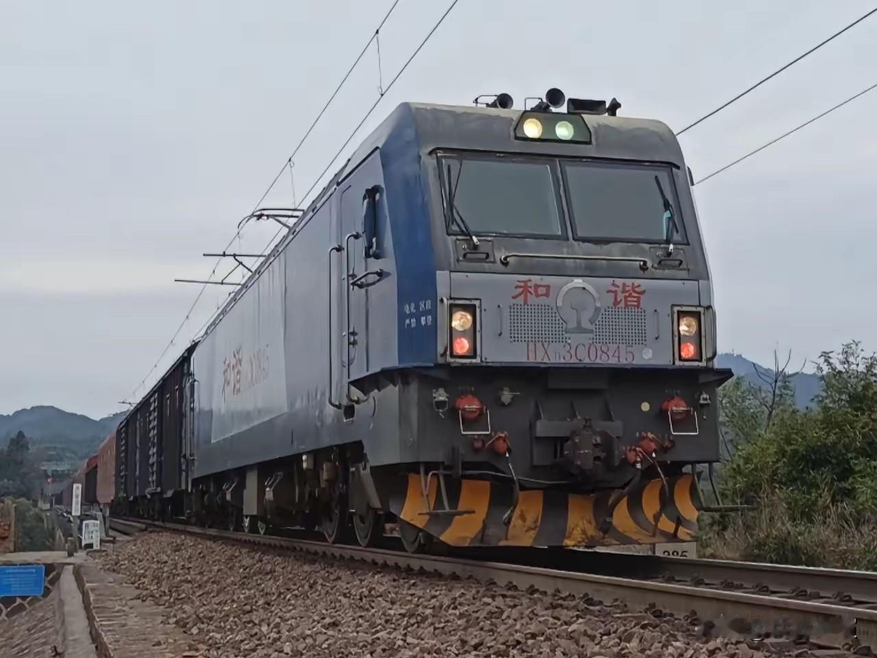 一列货列低调驶出甘肃兰州，白宫这下坐不住了：担心失去扼制中方手段！这趟车看着