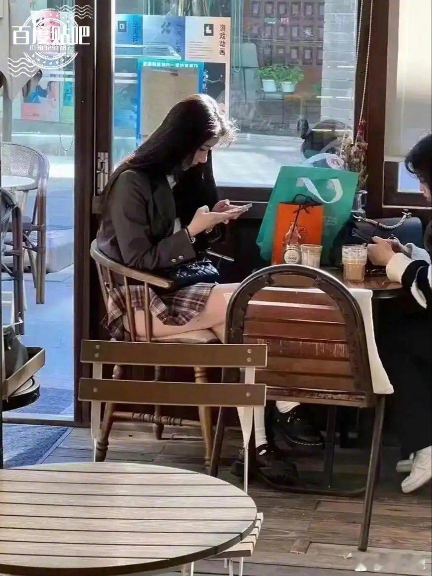 怎么礼貌地去提醒一下她在线等，挺急的[doge]​​​