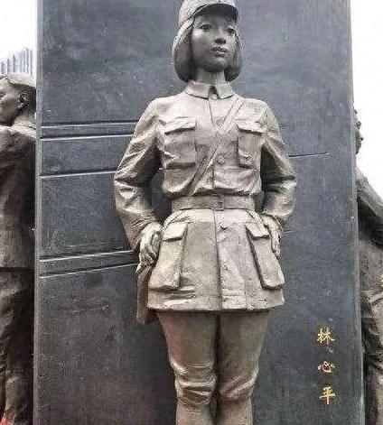 1942年，林心平被日军押赴刑场，敌人为了羞辱她，用铁丝穿过她的身体，就这样牵着