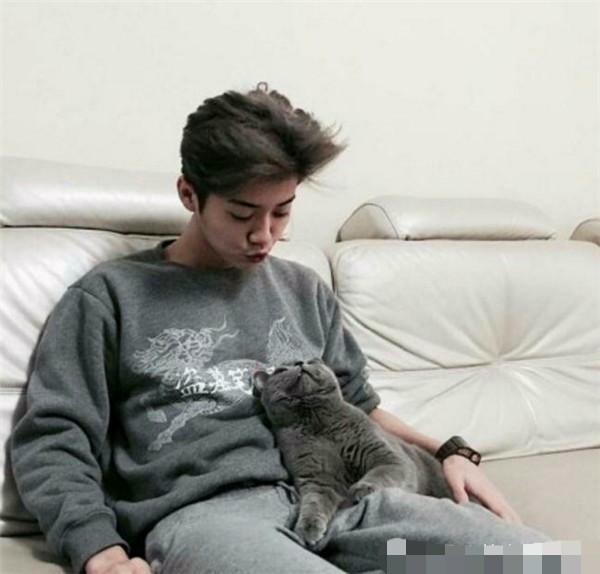 鹿晗的"猫"好幸福 不过猫咪的爪子放的地方"好尴尬"