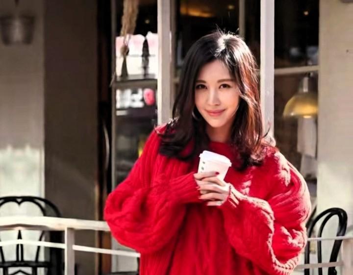 冯仑当年那一手“引荐”，才是顶级玩家对人性的精准爆破。她先瞄准的地产圈。第一