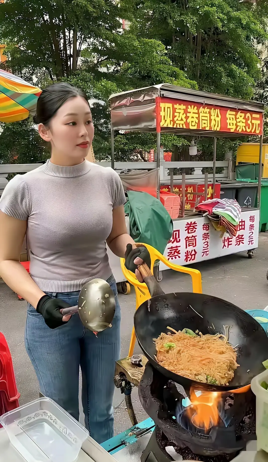她很漂亮啊，可不是那一个炒粉姐