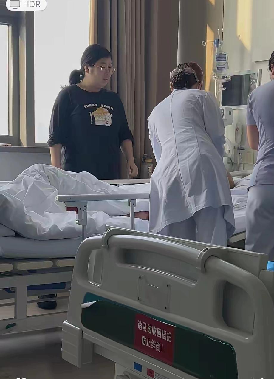 在医院的角落我遇见了一个被生活判了“无期徒刑”的姑娘她眼睛红肿得像核桃