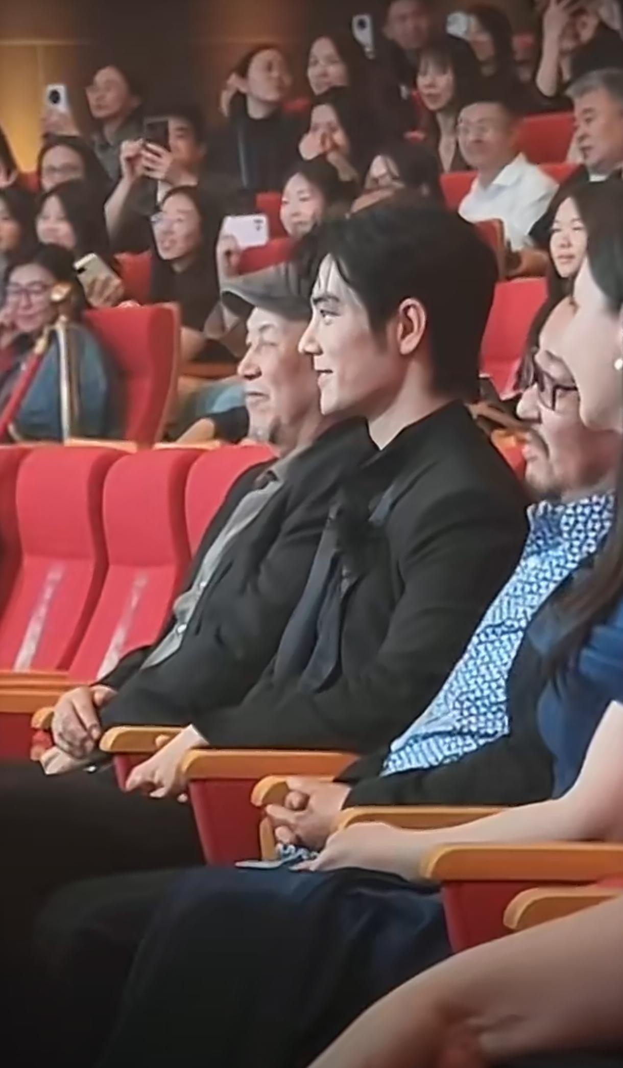 大影节颁奖名场面直击！当听到自己拿下影帝的那一刻，肖战眼底瞬间泛起泪光，瞬间戳中