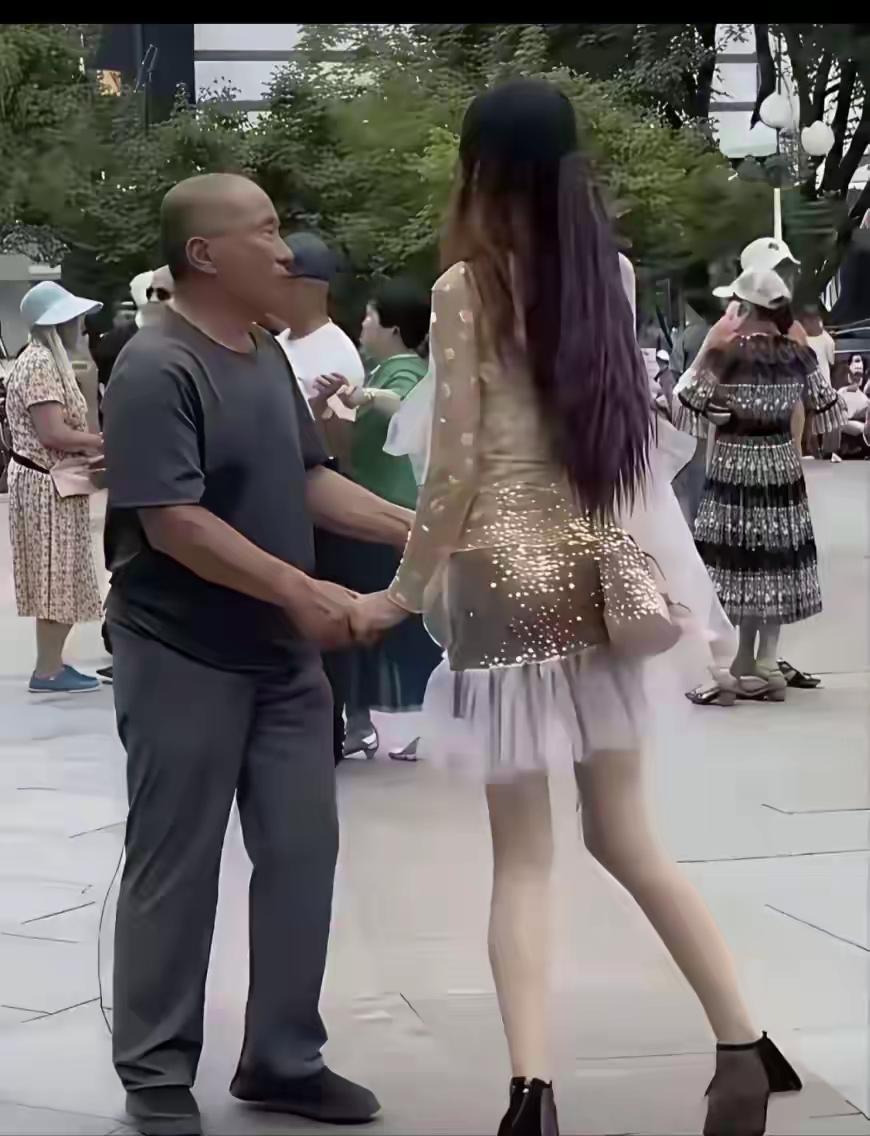 这才是真正的背影杀手吧！没转身之前我以为是大爷高攀了，是男配不上女的！转身以