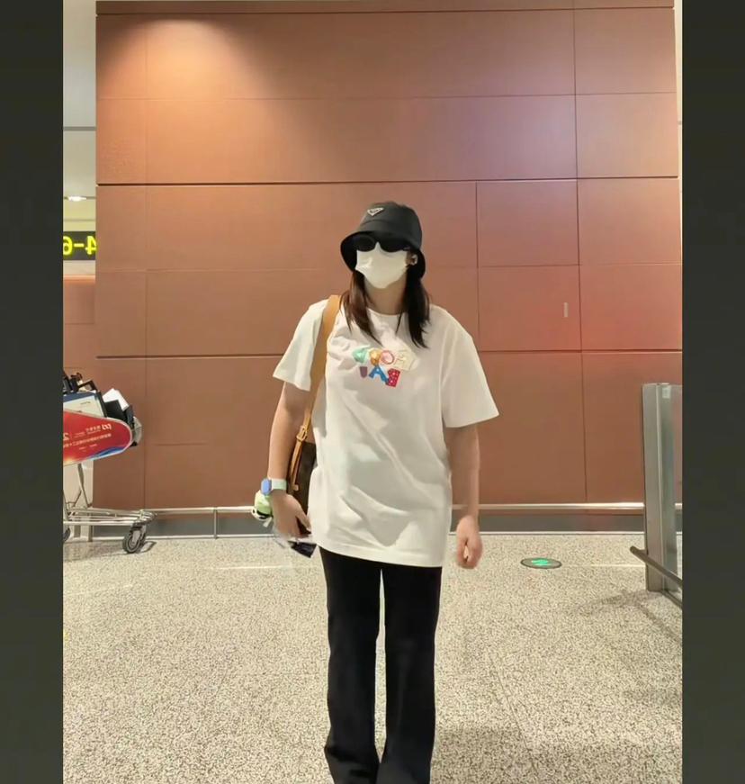 全红婵背着单肩包跳起手势舞，有着明显变化，松弛感拉满！通过视频中的可爱舞蹈，