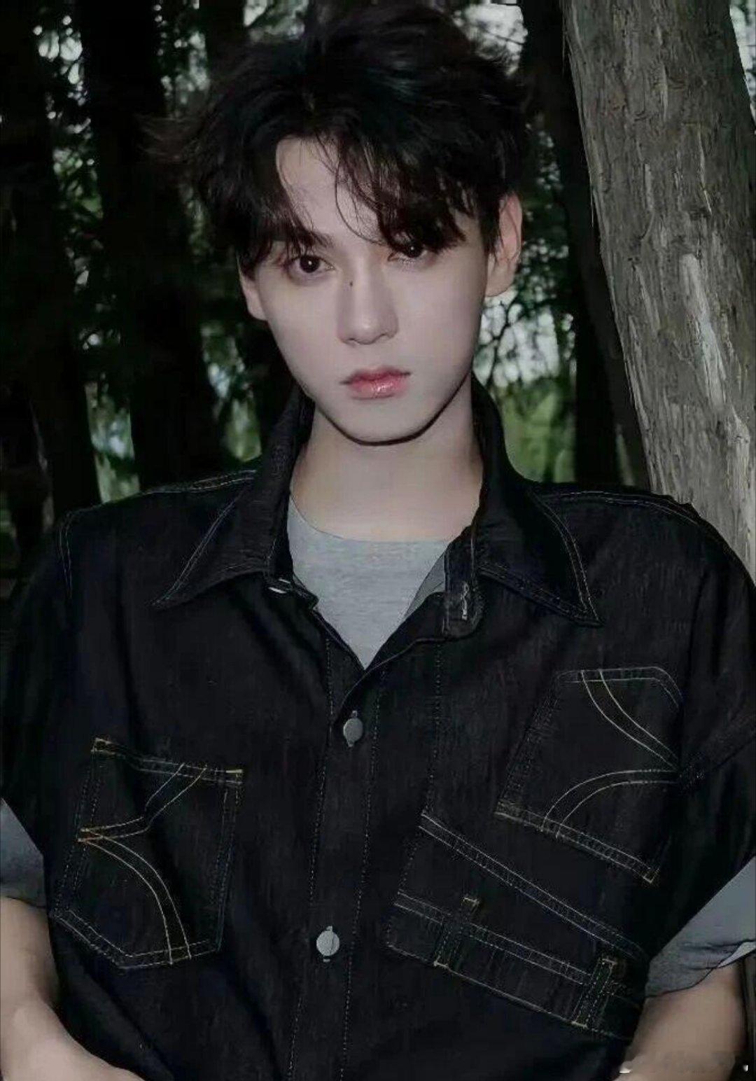 网传成毅和田栩宁要合作《沧海笑》，可两家都拒绝，不愿跟对方合作。到了晚上，田栩宁