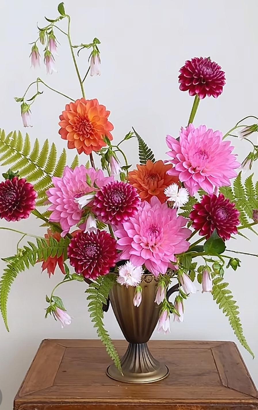 61岁的老公又拿着米面粮油去看望他89岁的二舅去了。每到过年的时候，老公就开