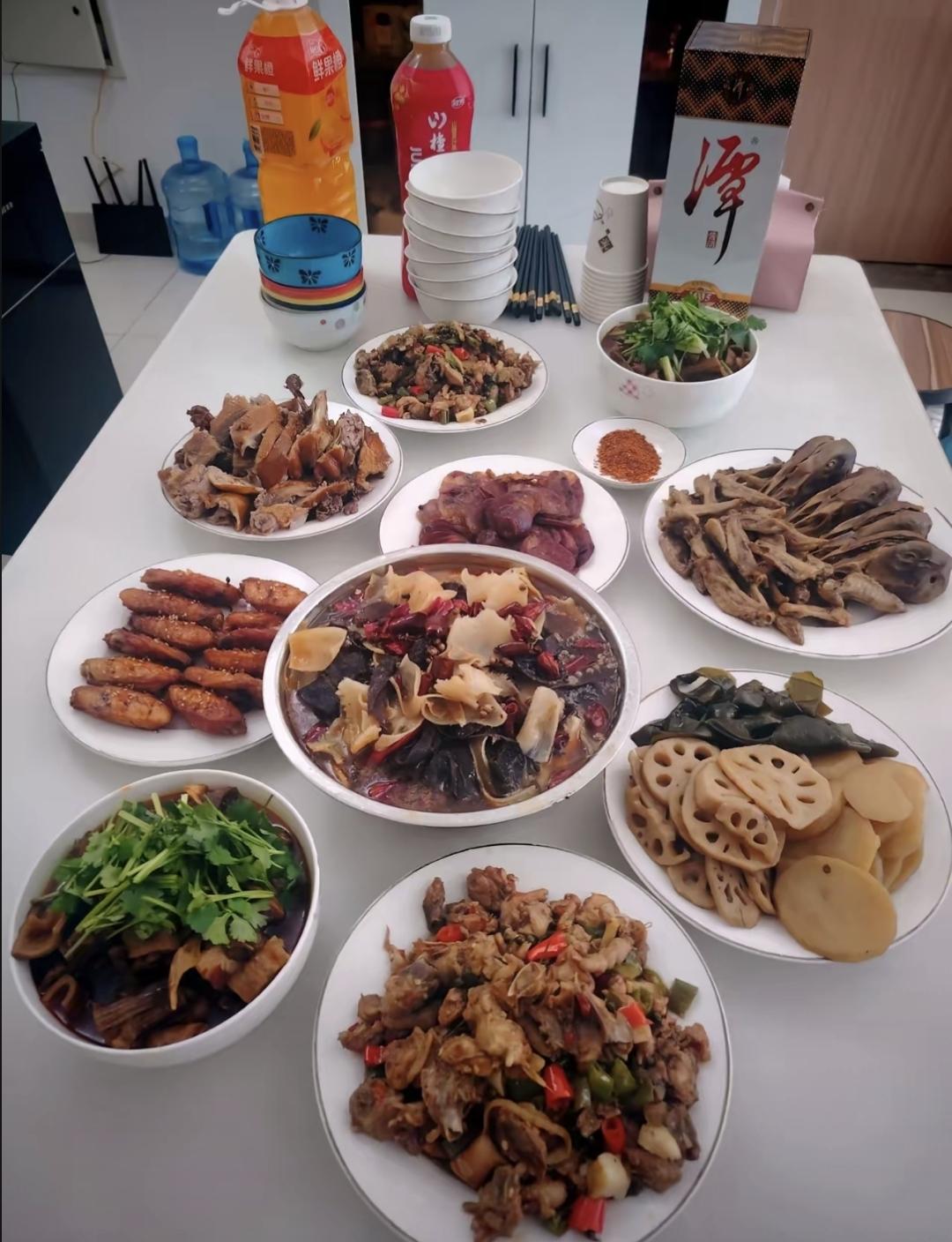 昨天发了年终奖，老张突然微信说顺路来坐坐。我翻了下冰箱，腊肠还剩半根，莲藕两节，