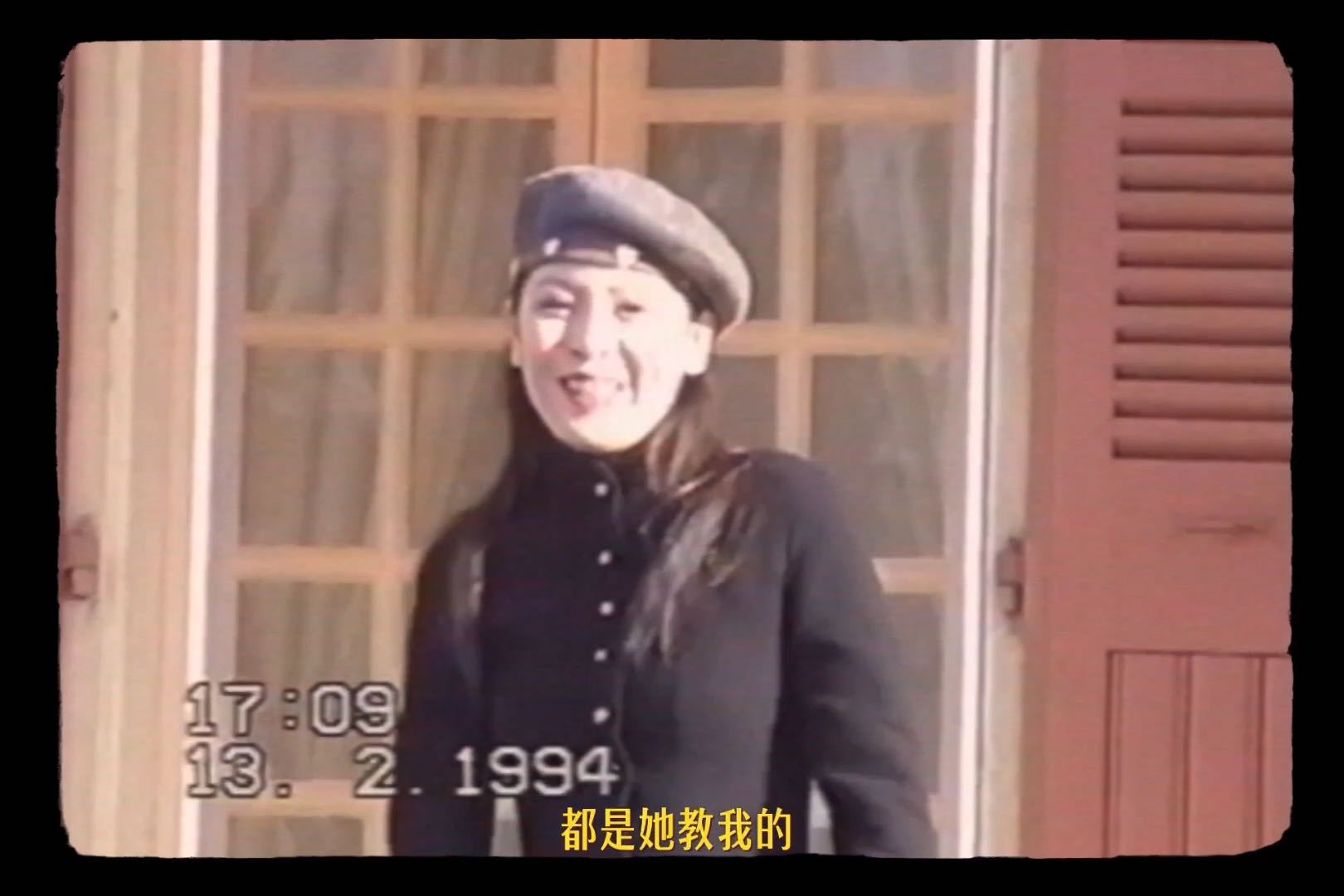 向佐翻看老照片重新认识妈妈向佐的时尚一直让我难以理解，但看到向太年轻时候，我终