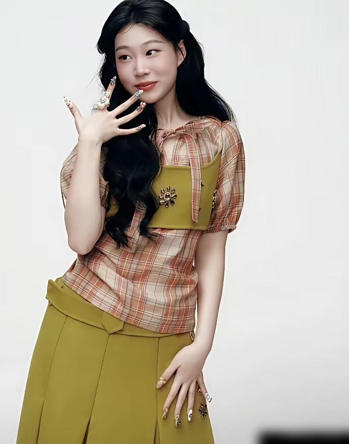 你敢信？当年被骂“长得像爹丢死人”的小沈阳女儿，4个月连登3本时尚大刊！你还