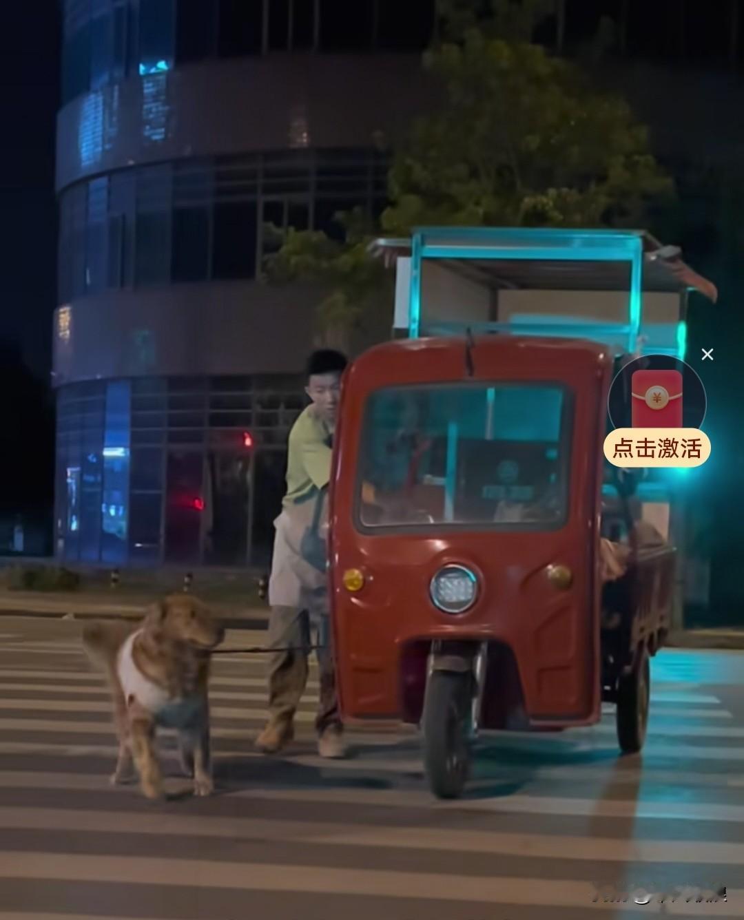 外卖小哥送餐途中，瞧见路边有只小流浪狗，模样十分可怜。他心生怜悯，便将小狗抱回了