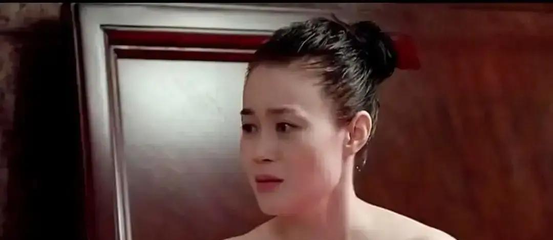 浴巾滑落那0.3秒，她被全网定了性。15年。足够一个女孩被钉在“身材”的耻辱柱