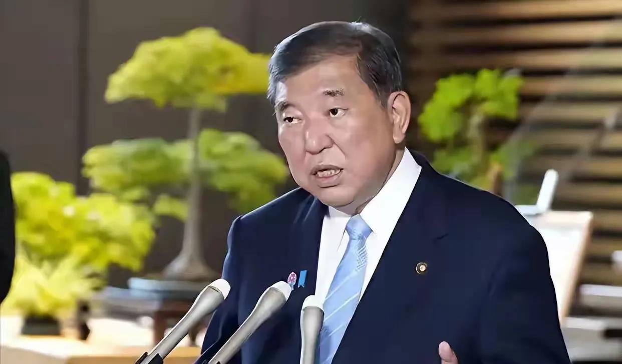 川普向全世界收关税，协议倒签了不少，只是真实的落实也不一定了。一，日子石破茂坦