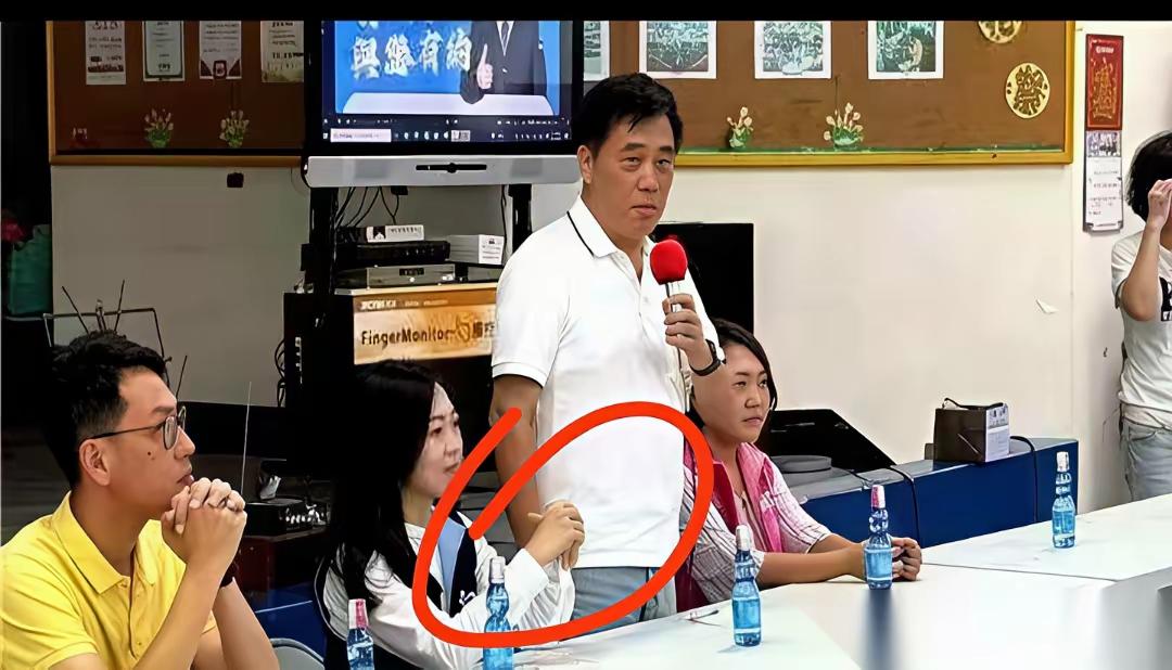他急了直接放话“有郑丽文就没我”，露出底裤。按理说这局已经稳拿了，没想到被郑丽