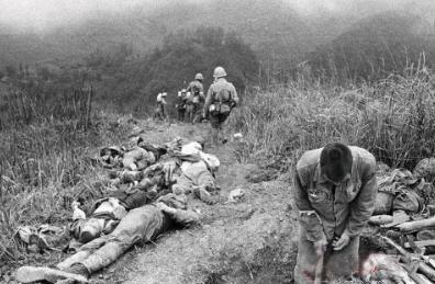 越南村长带路疑云：解放军排长一个撤退决定，竟救下全排却害了他？