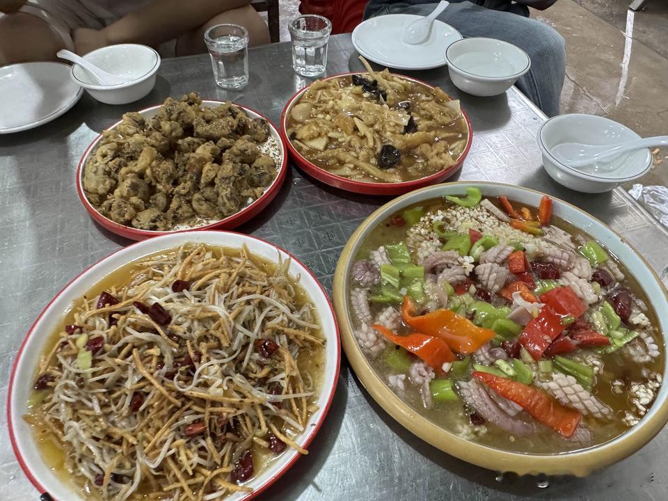 你在任何一个平台上搜郑州美食都会搜到这家店，简直火得不得了。各大美食主播基本都拍