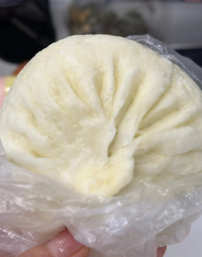 我一直傻傻的以为，早餐店的包子都是老板起早自己做的，直到在早餐店上班的邻居跟我说
