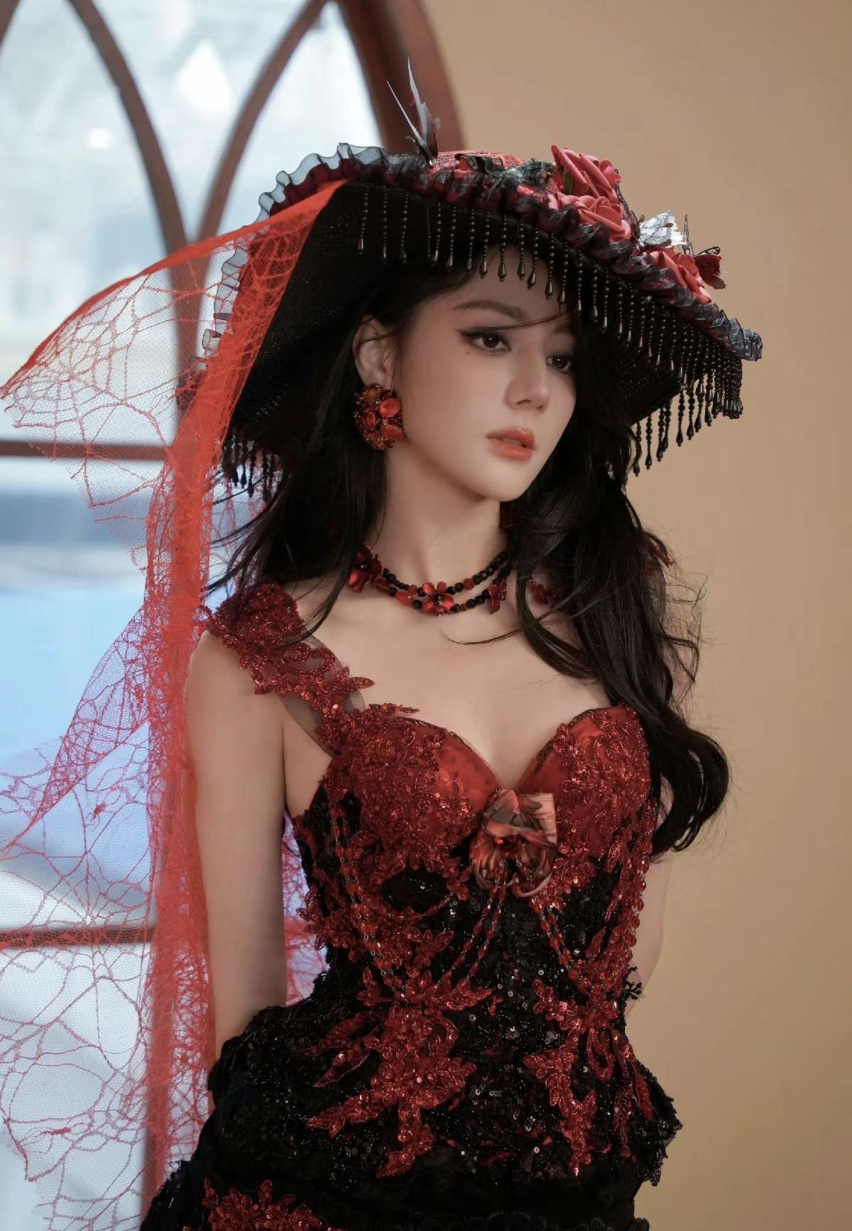 迪丽热巴暗夜玫瑰从不低头，自带生人勿近的贵族气场[赞]迪丽热巴古堡窗前的红玫瑰，