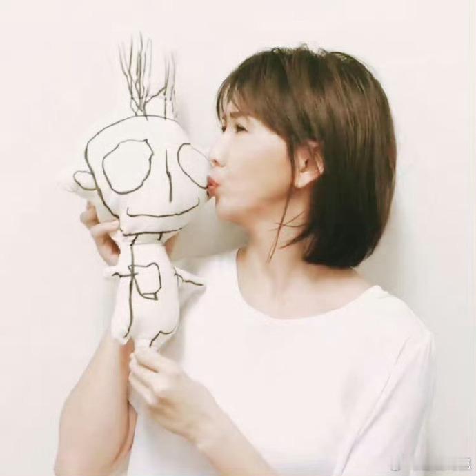 孙燕姿马年画小马被孙燕姿的手绘小马狠狠戳中，草稿都这么好看，姐姐的才华真的藏不