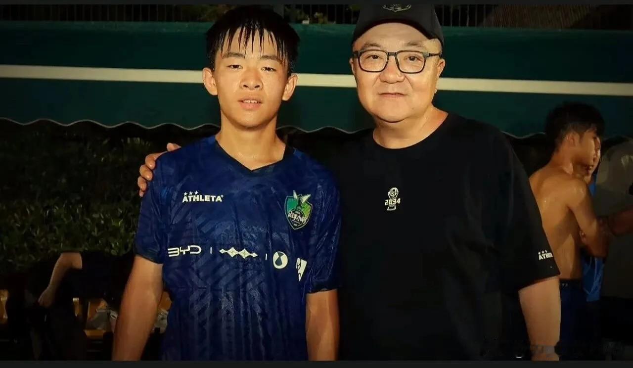 近日，董路一番大胆言论引发轩然大波。他竟直言自己精心栽培的足球新星邝兆镭，即