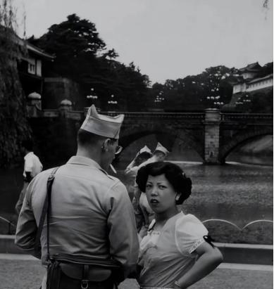 1952年，朝鲜半岛，一名南朝鲜女子给两名美军做完服务后，正当着老公的面热情地送
