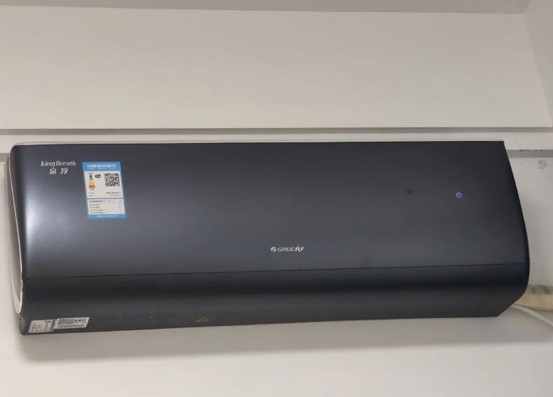 邻居小张花900块租的房，结果第一个月电费800多！他气冲冲找房东理论，房东指着