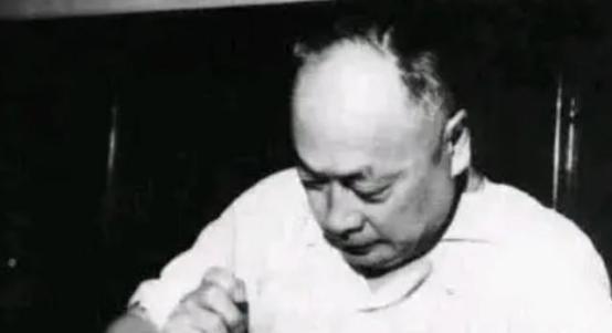 1969年，党的九大之后，许世友当选为政治局委员，而陈毅却只是中央委员，被排除在