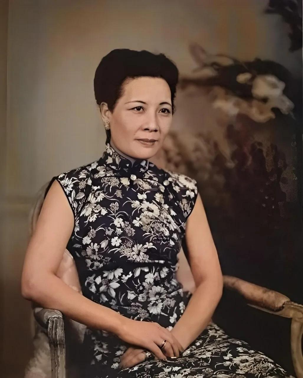 1918年，谭延闿发妻病逝，宋美龄主动追求。然而，面对宋美龄的表白，谭延闿突然跪