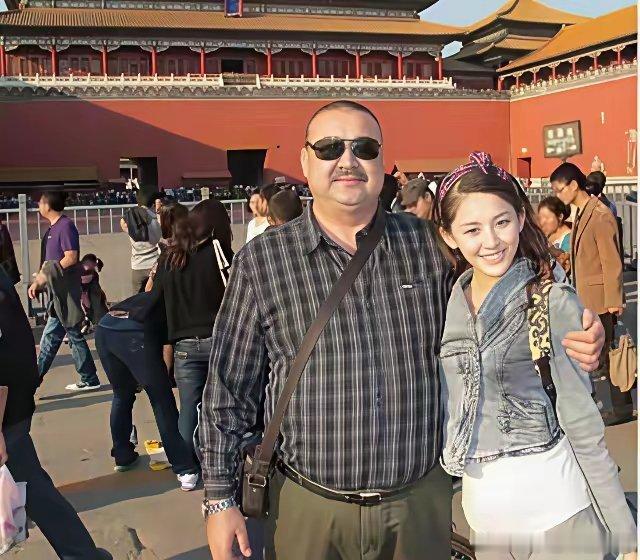 娜扎在综艺里聊起自己单身的原因，说主要是因为她爸。她爸一米八八，个子高大魁梧。那