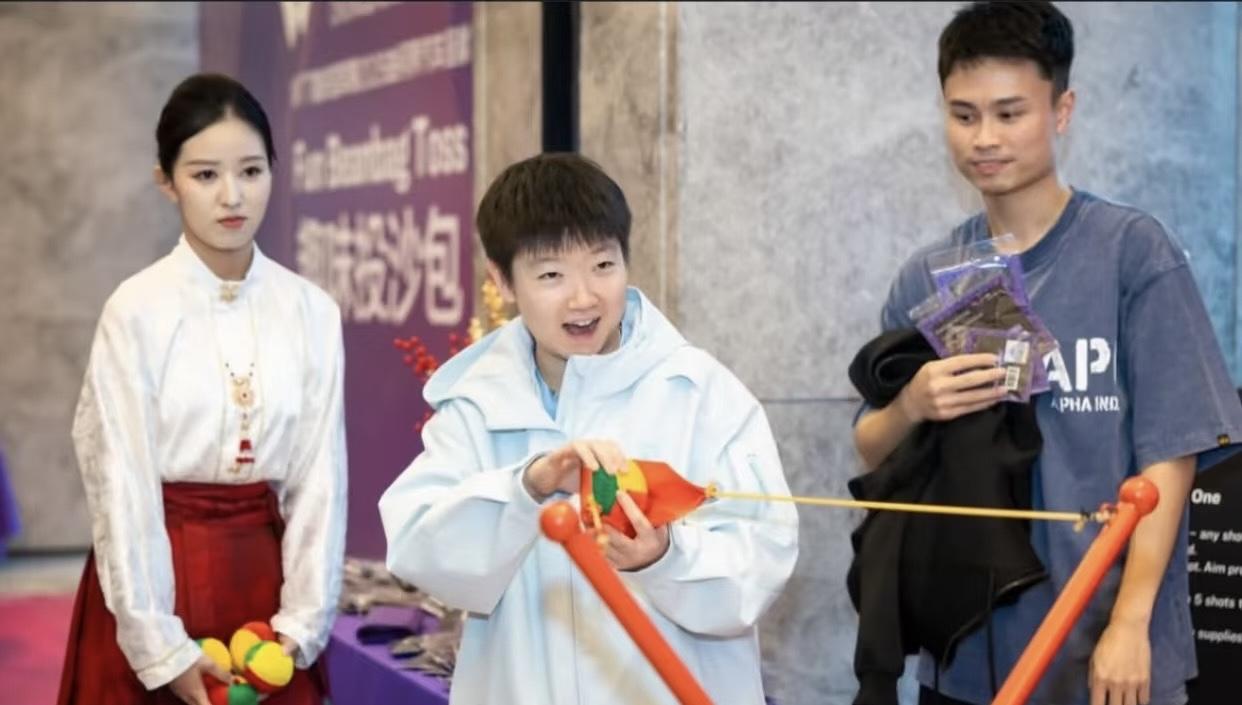 2026WTT重庆冠军赛欢迎晚宴中国队队员照片——陈幸同与周启豪穿得是同款情侣服