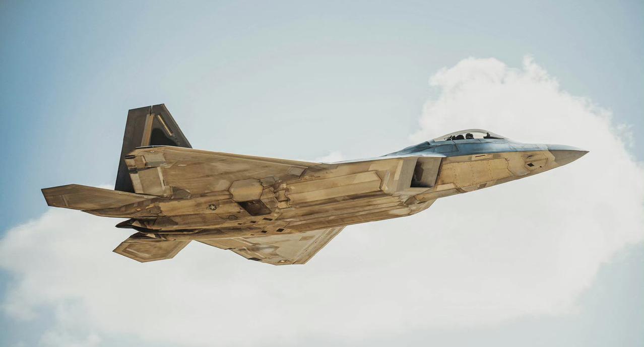 中央司令部放出参加行动的美军F-22A"猛禽"隐身五代机照片，机身RAM隐身涂层