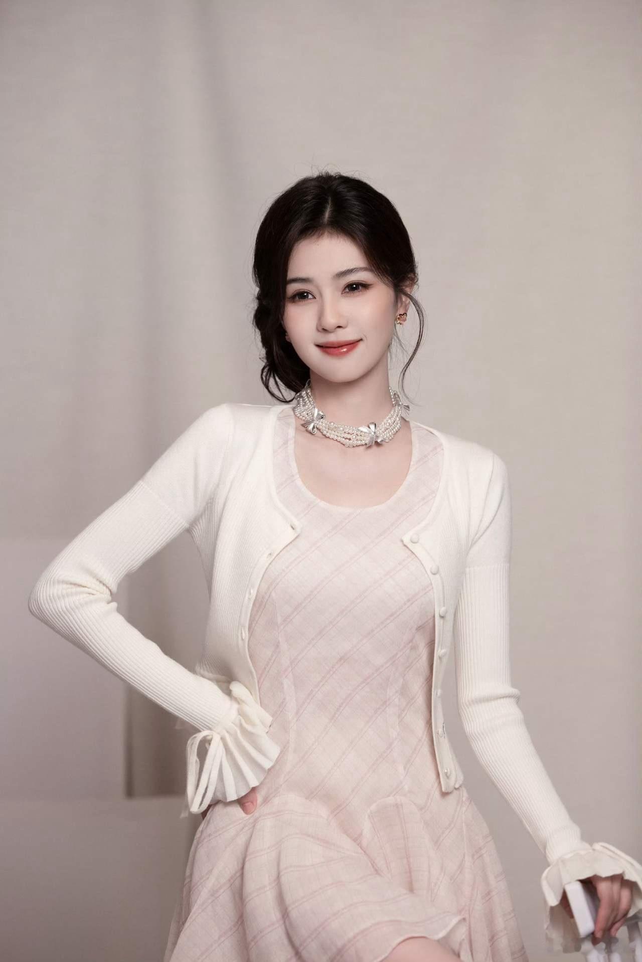 1.白鹿近来言行谨慎得很，团队把她过往动态全筛查一遍，就怕被放大言行翻旧账。2.