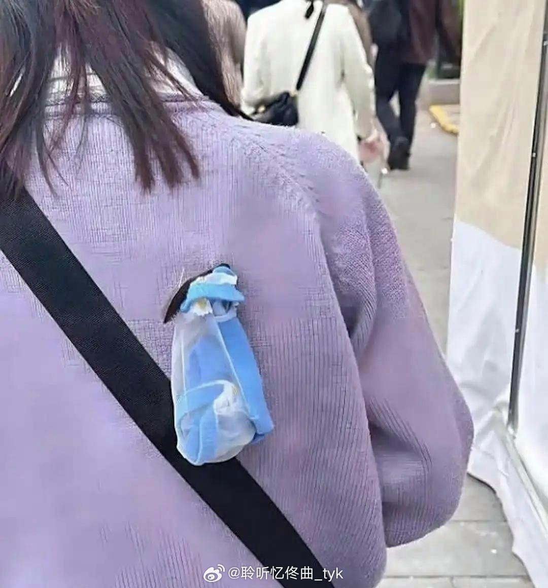 跟了她一路了，提醒不提醒她呢