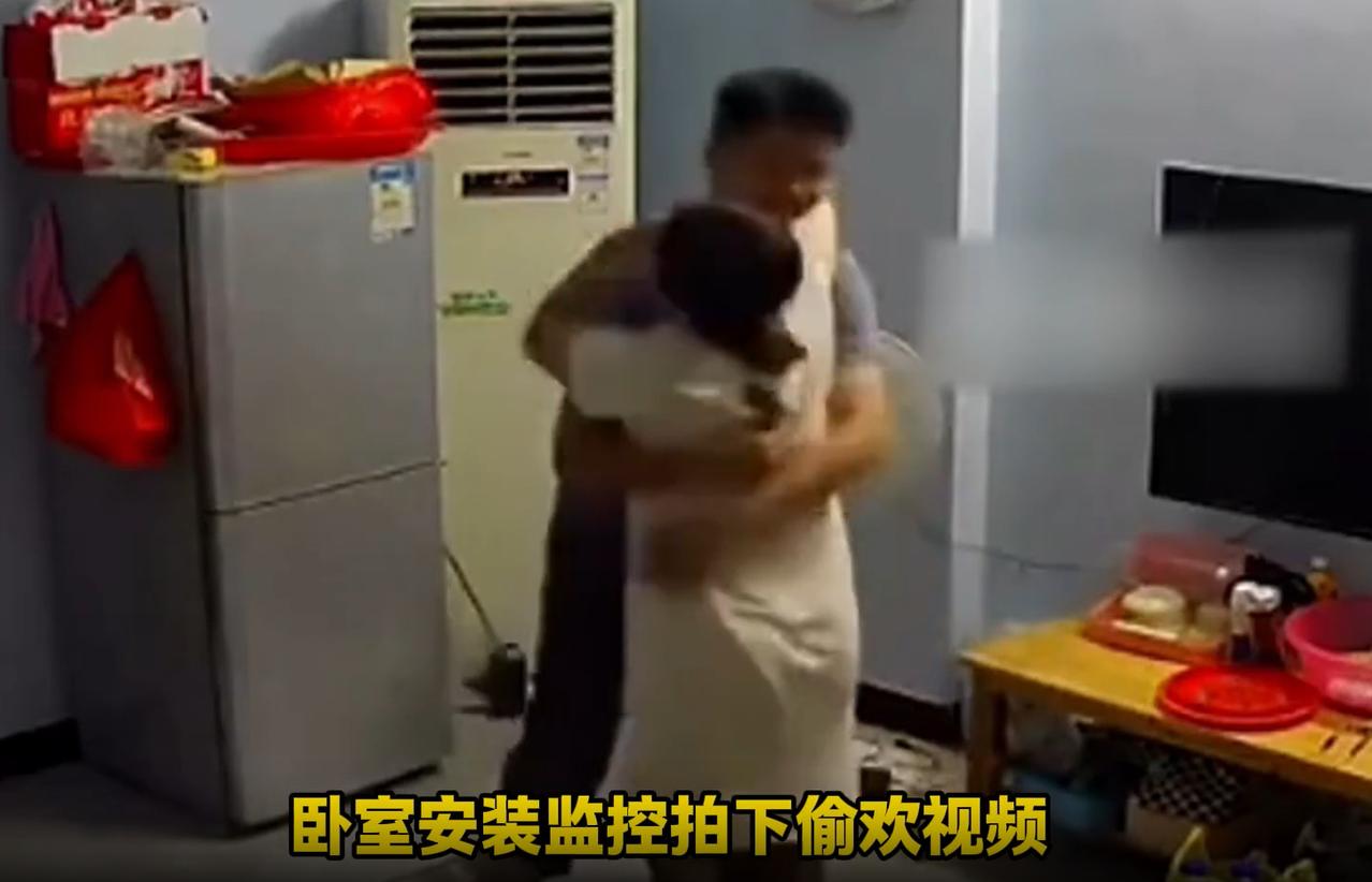 重庆，男子怀疑妻子出轨，在家中按照监控，发现妻子出轨，愤怒之下，男子将妻子出轨视