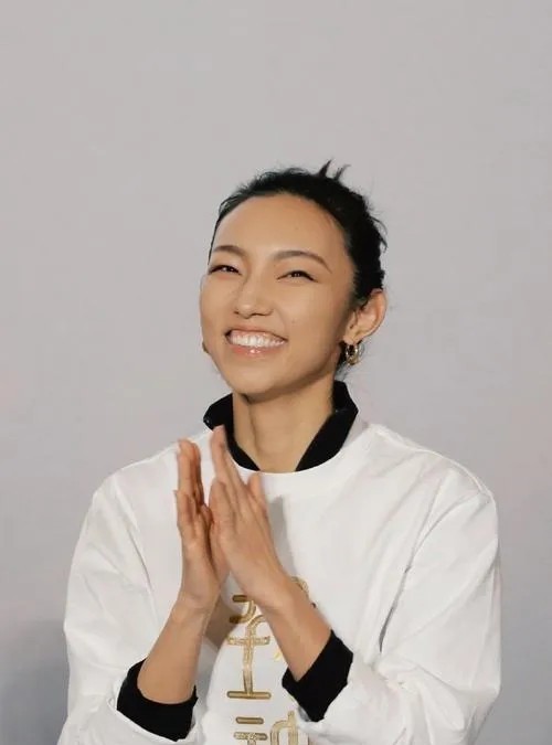 那尔那茜，如果还想留在娱乐圈，面临的有3个选择一是放出自己的时间线，
