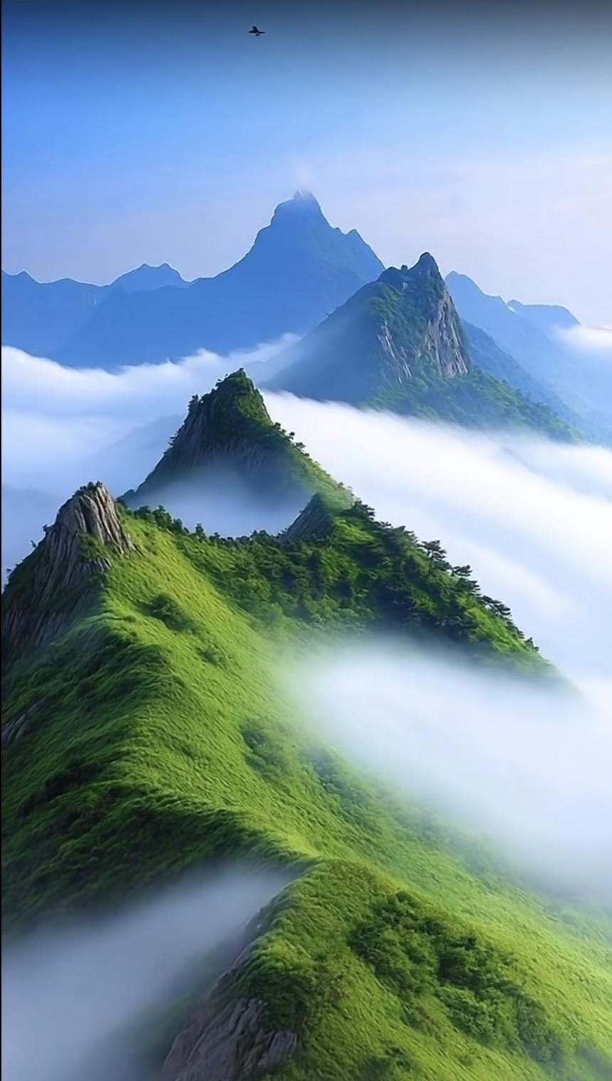 上联：遥望青山云雾绕下联：醉眠野石水流声