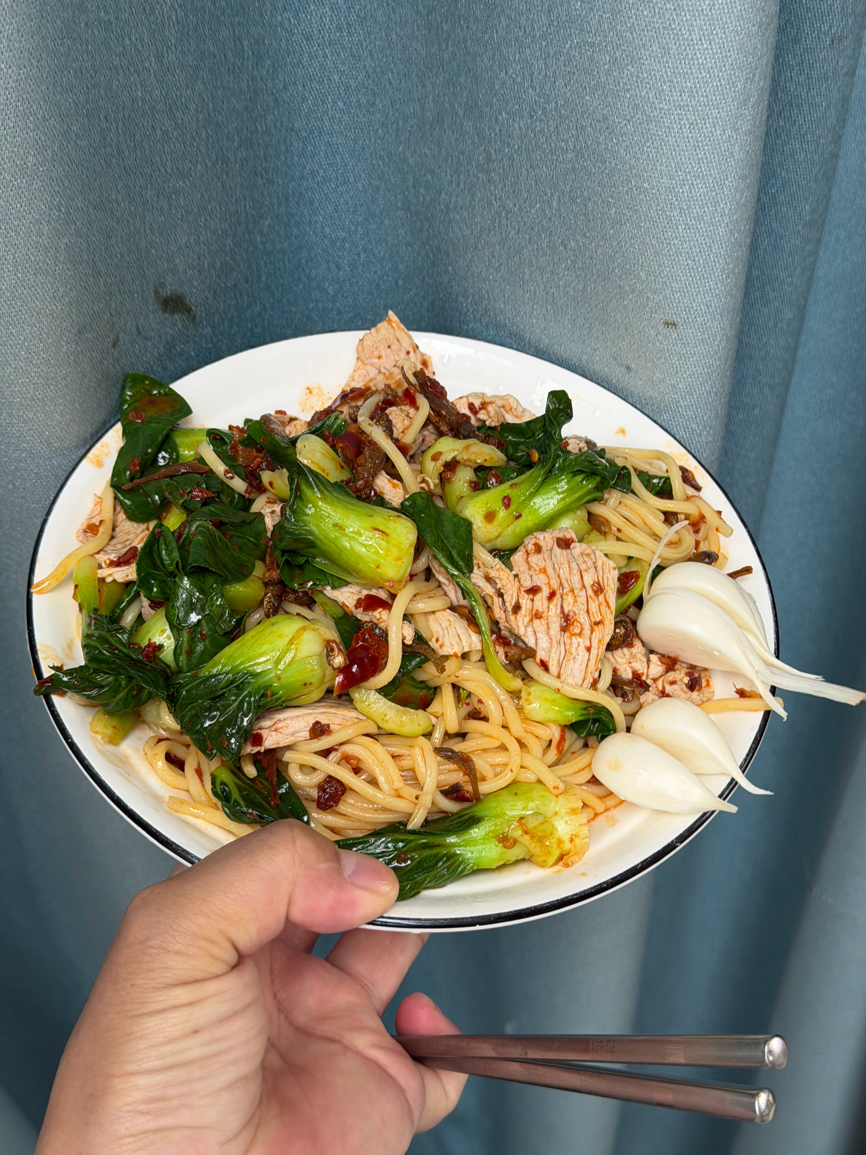 河南周口的老表和我说，他那里吃面条，大部分是面条过凉水，然后再用卤拌着吃，重点是