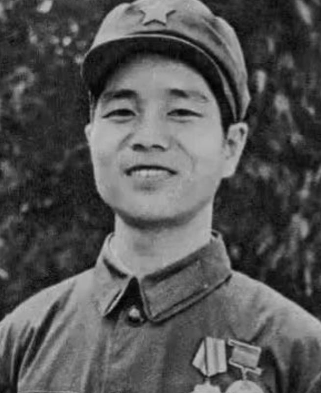 1979年，刘勇抱着一挺轻机枪，摸到越军阵地70米处，对着越军机枪手扫射，谁知子