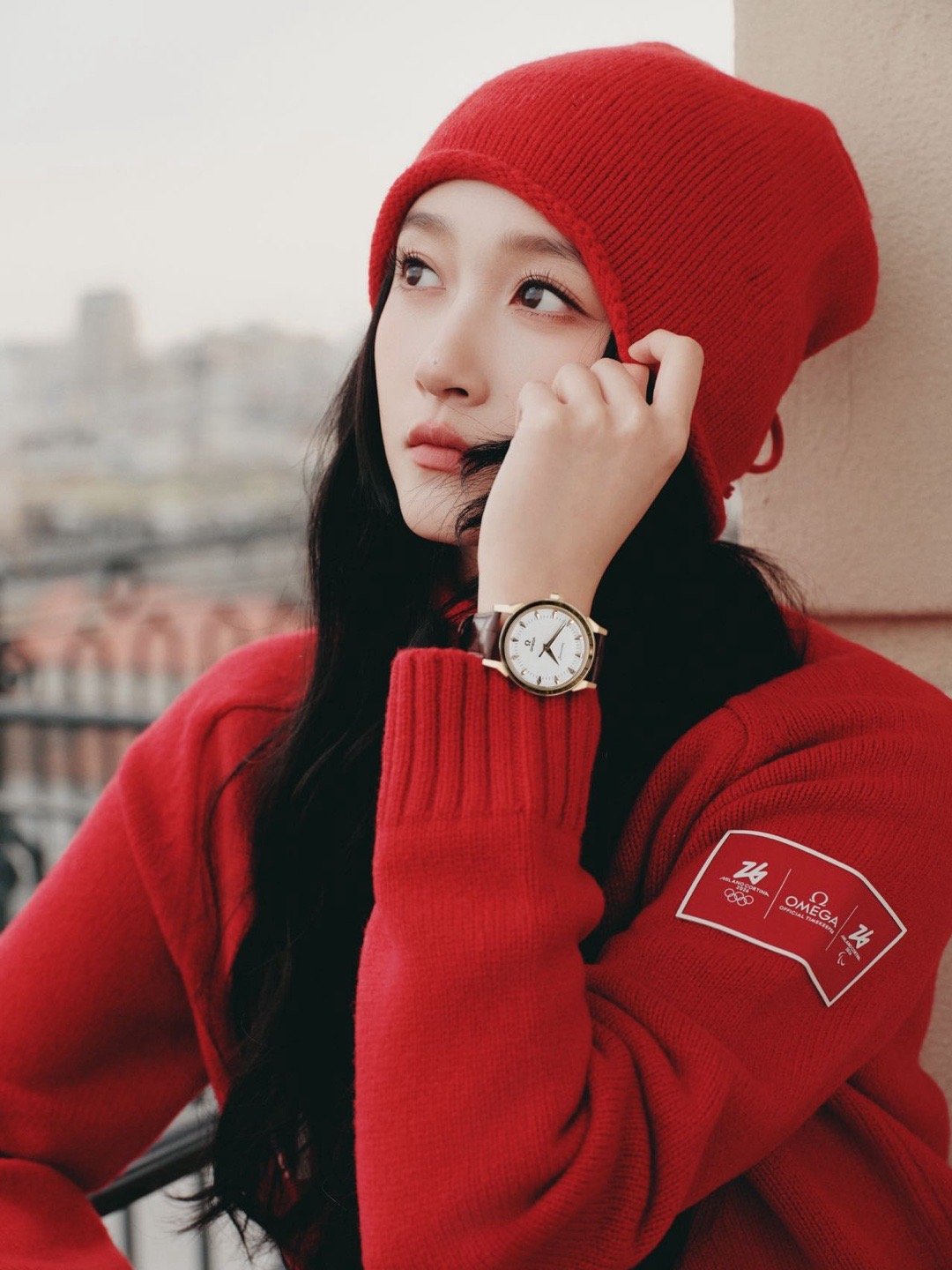 关晓彤米兰冬奥会现场照关晓彤晒冬奥会现场照关晓彤把中国红穿到米兰冬奥！冰球比赛现